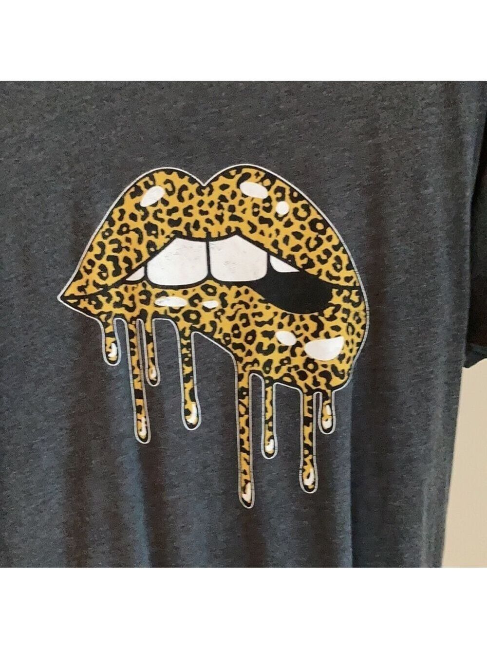 DRIPPING lips tee - Picture 3 of 6